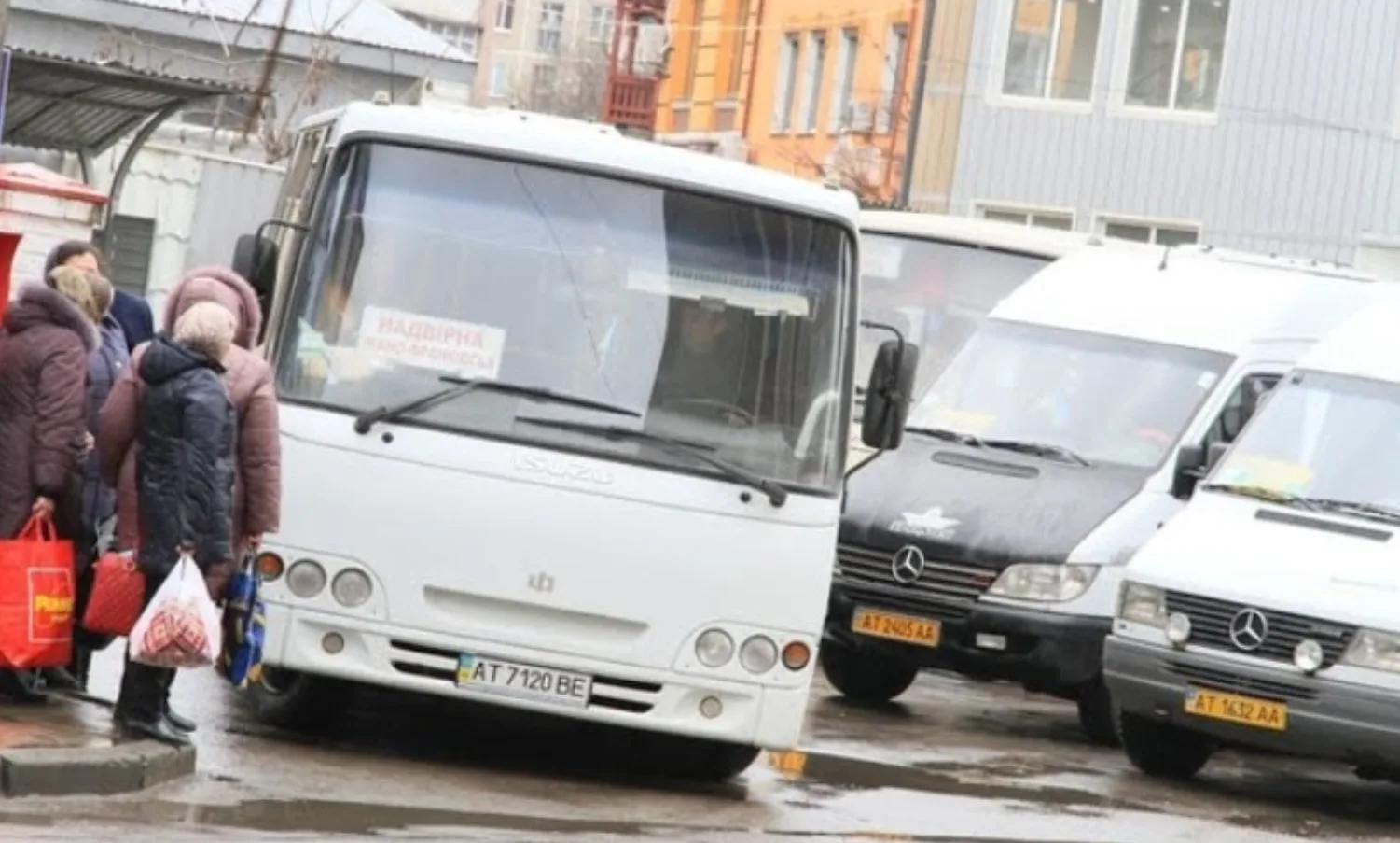 Люди сідають у маршрутку на автостанції