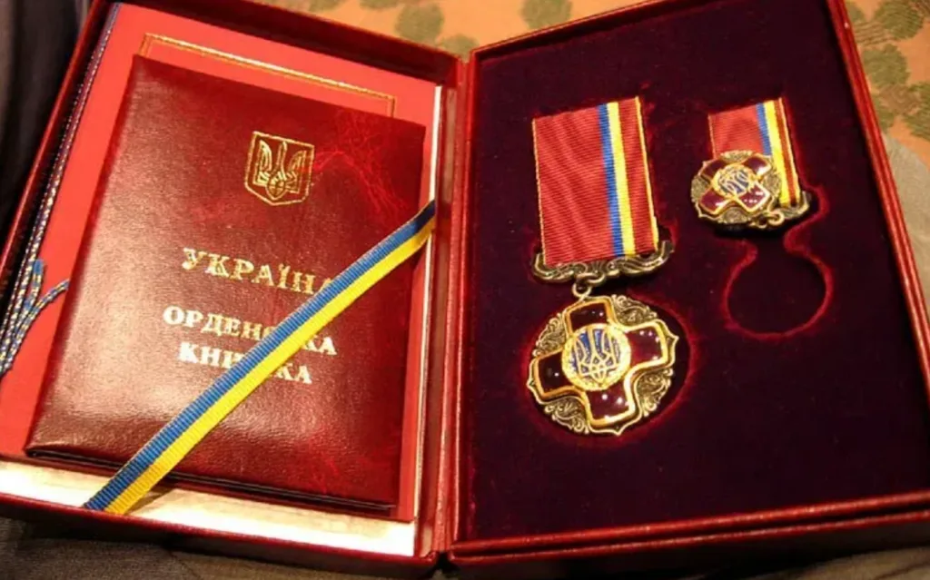 Українська державна медаль та орденська книжка