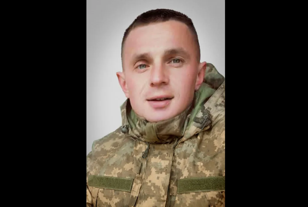 Український військовий у камуфляжній формі