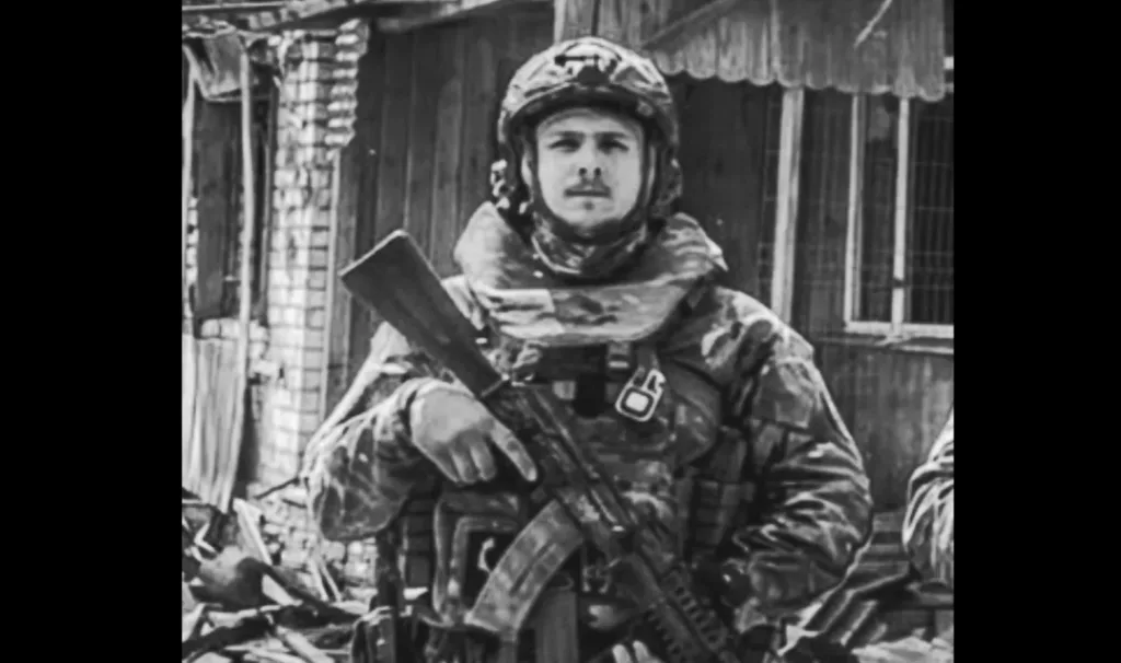 Український військовий у бойовому спорядженні