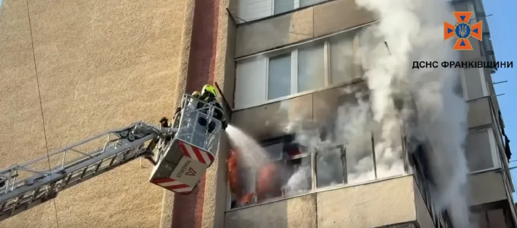 Пожежники гасять вогонь у багатоповерхівці
