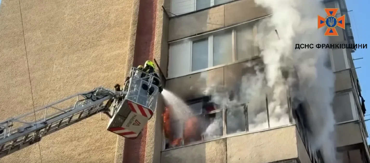 Пожежники гасять вогонь у багатоповерхівці