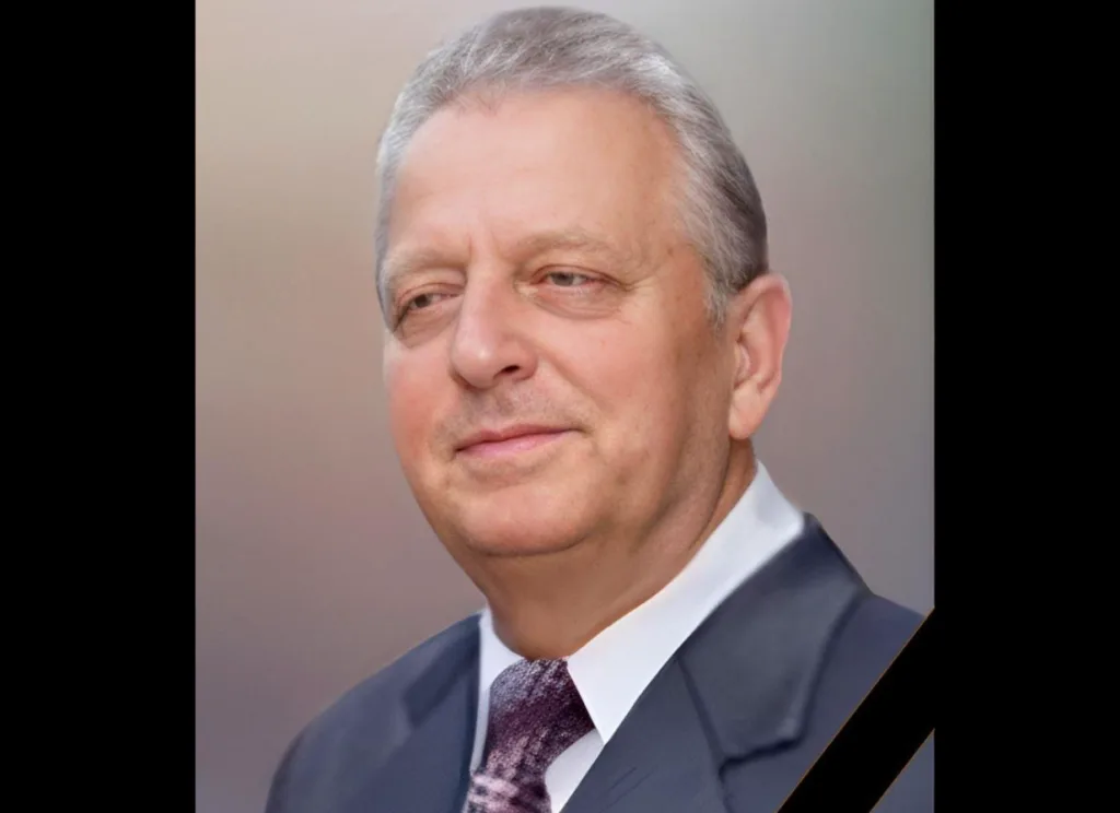 Портрет літнього чоловіка в костюмі