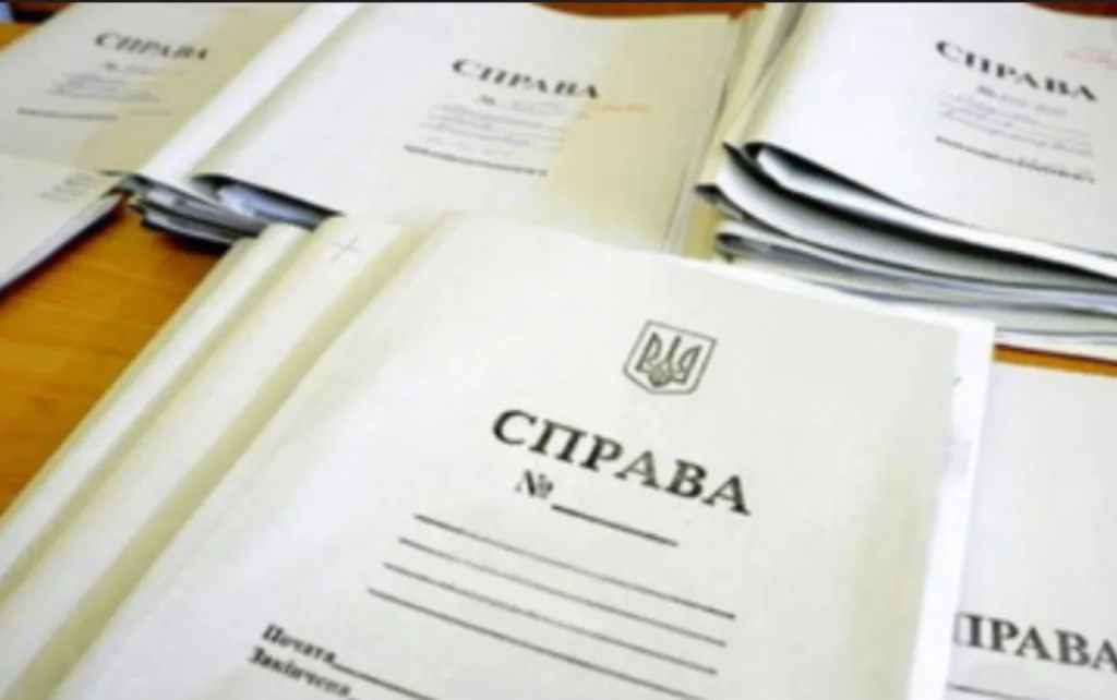 Папки справ на столі