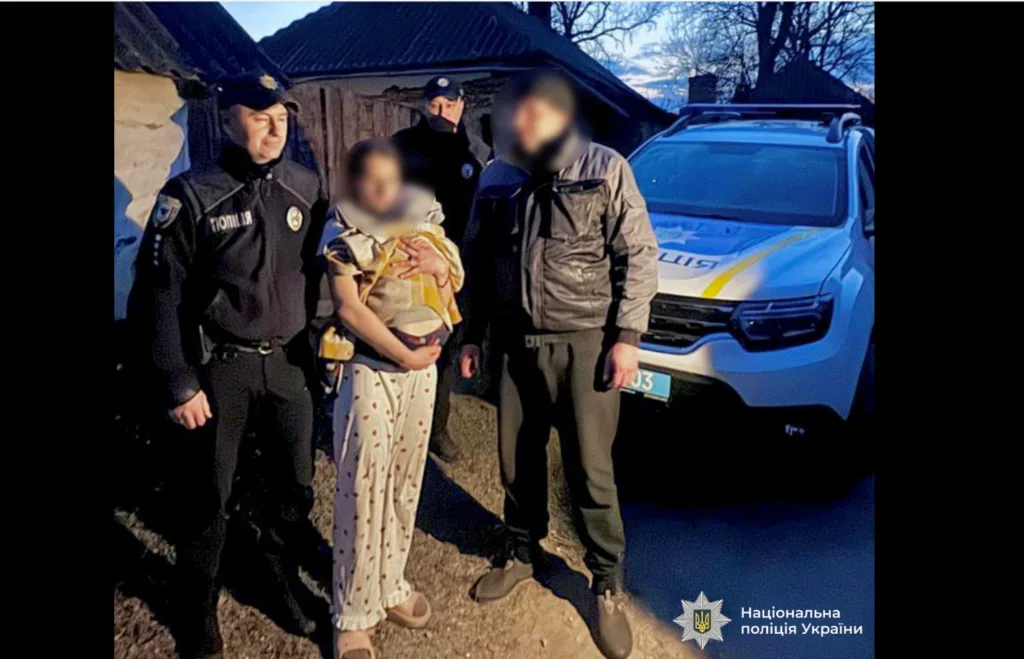 Поліція України допомагає сім'ї біля службового авто