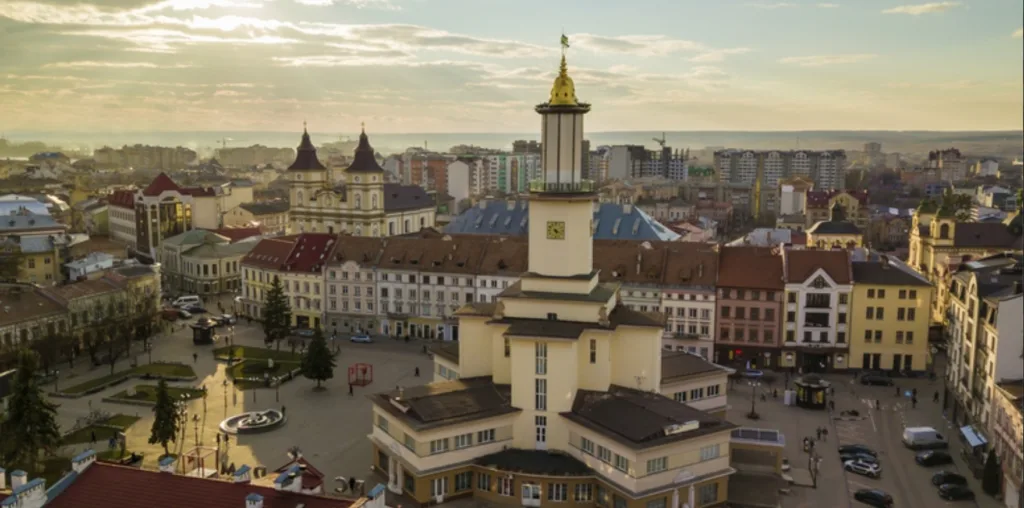 Панорама центральної площі Івано-Франківська на заході сонця
