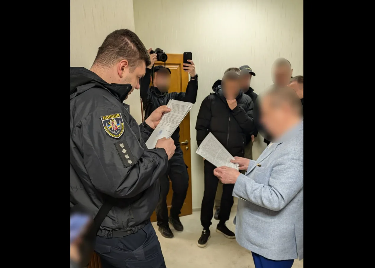 Поліція проводить перевірку документів у приміщенні