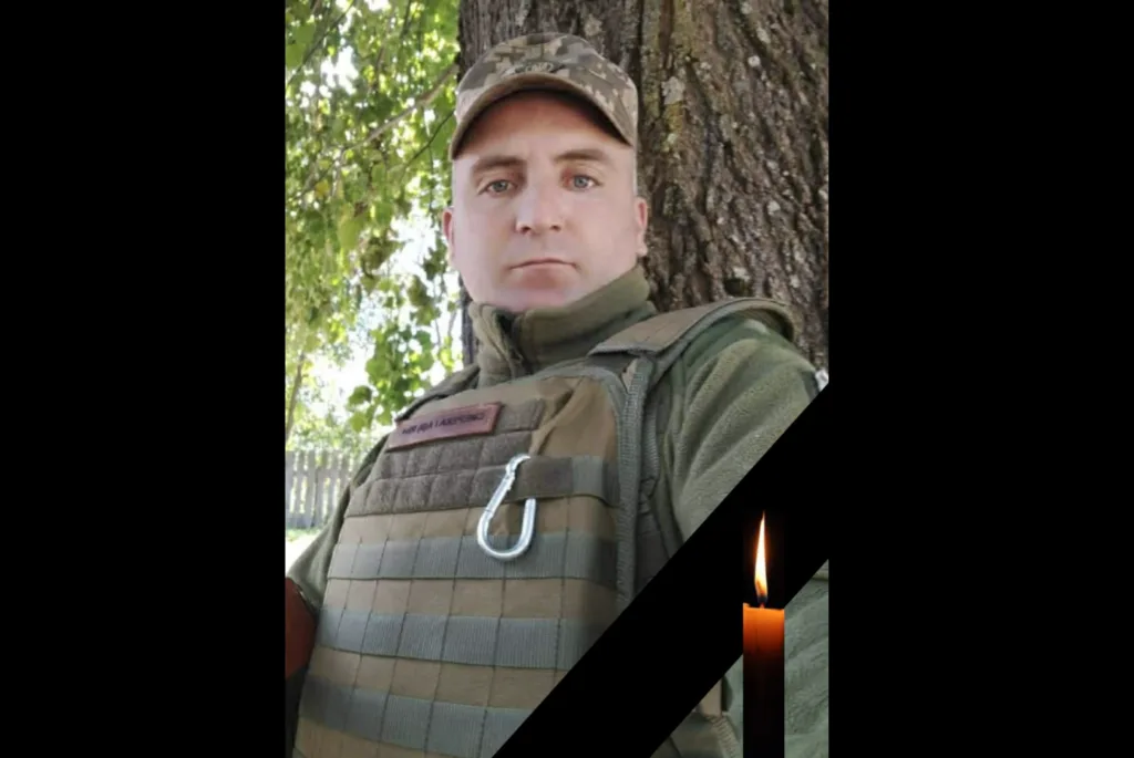 Військовий у формі з чорною стрічкою пам’яті