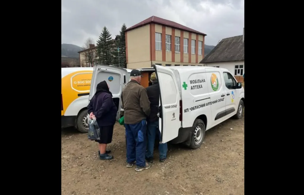 Люди отримують ліки біля мобільної аптеки
