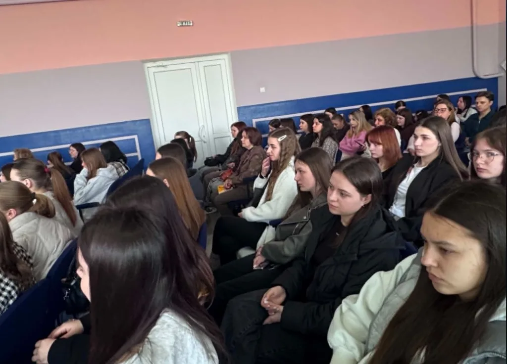 Студенти слухають лекцію в аудиторії університету