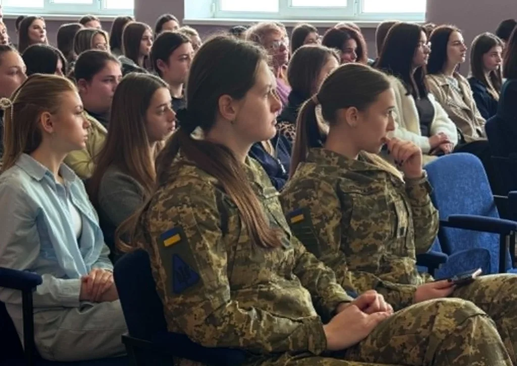Жінки військові та студентки на освітньому заході