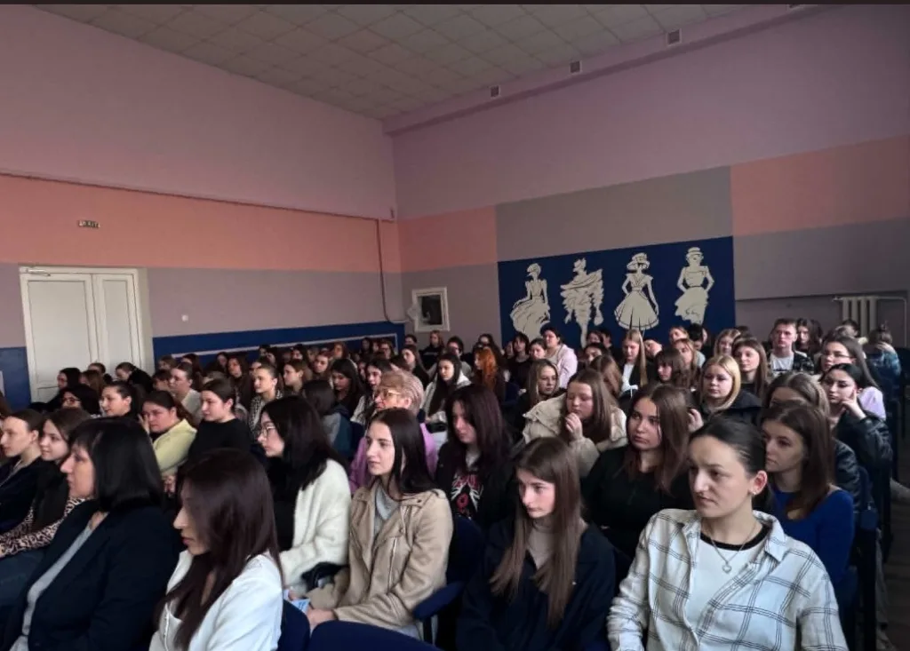 Студенти слухають лекцію у навчальній аудиторії