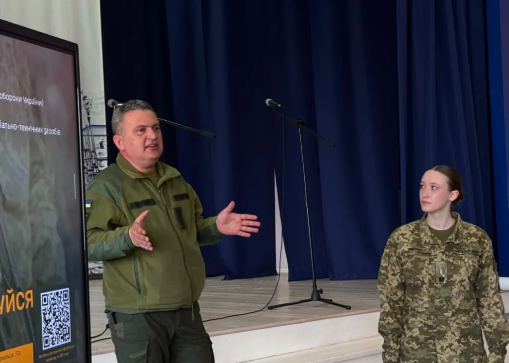 Військові обговорюють навчання на сцені