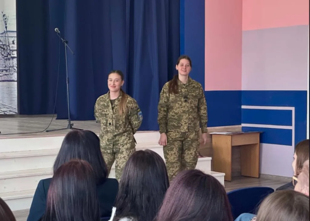 Жінки-військові виступають перед аудиторією в школі
