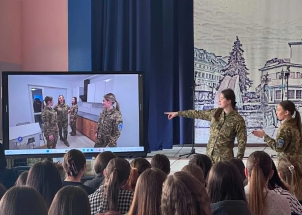 Жінки-військові проводять презентацію перед аудиторією студентів