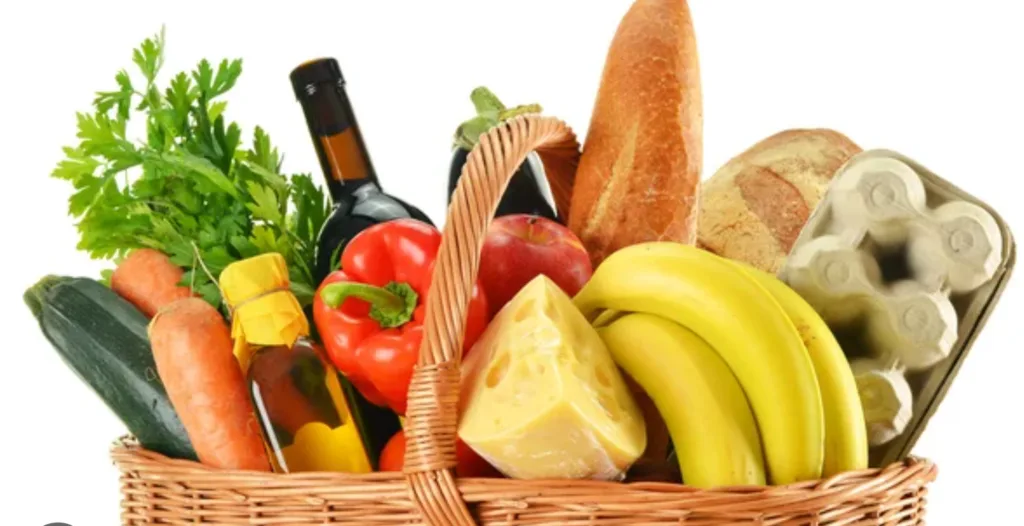 Кошик із продуктами та овочами