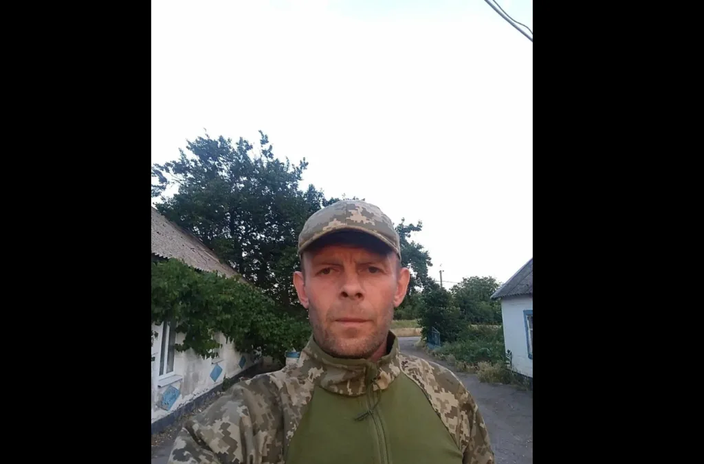 Військовий у камуфляжі на вулиці села