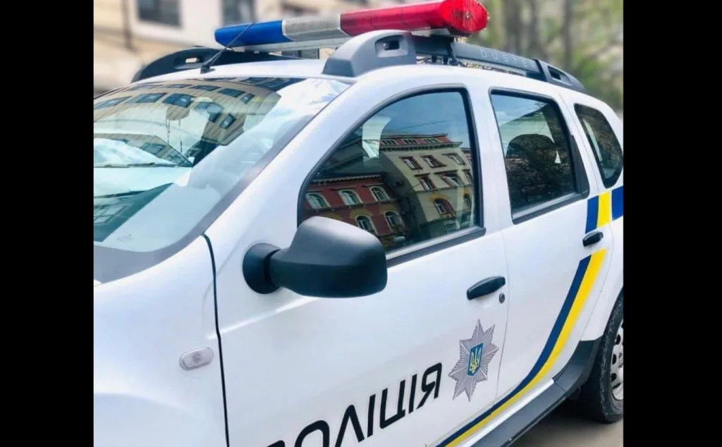 Український поліцейський автомобіль на міській вулиці