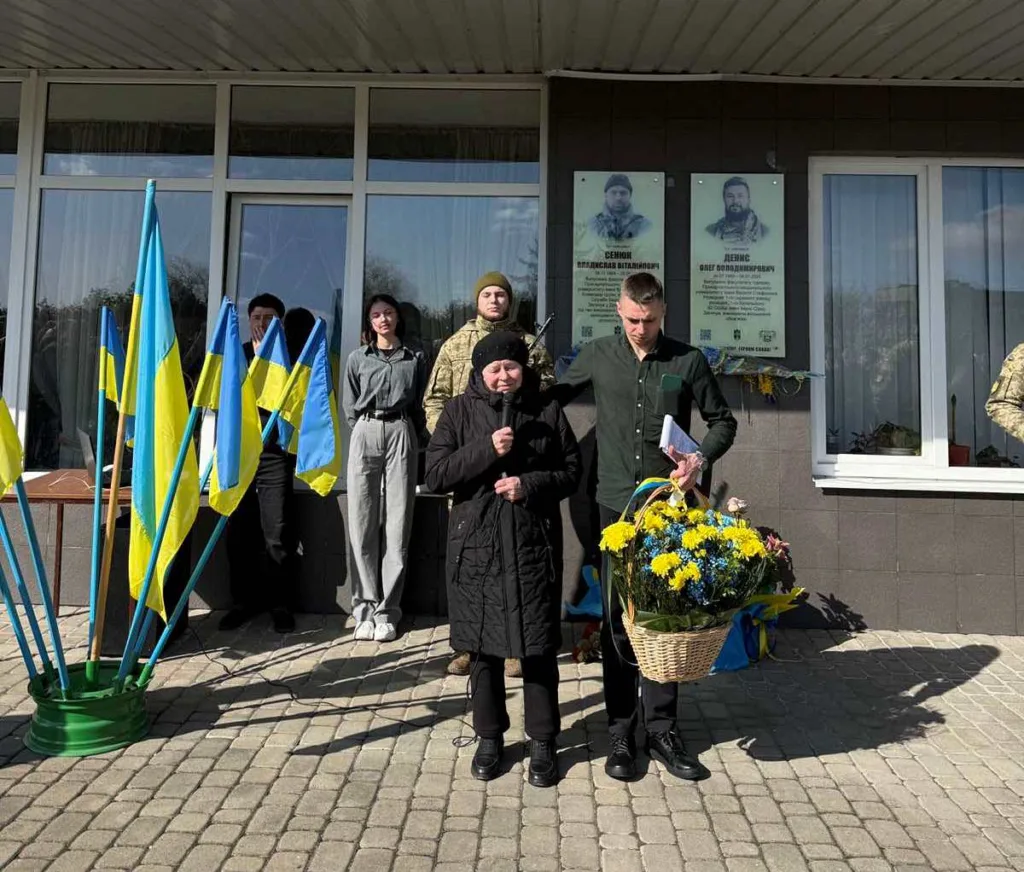 Вшанування героїв біля меморіальної дошки в Україні