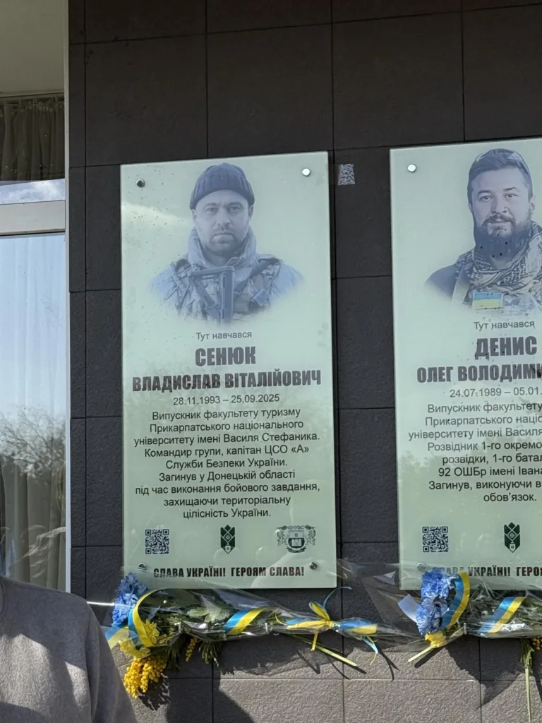 Меморіальні дошки загиблим військовим з квітами