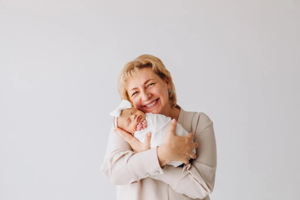 Бабуся тримає немовля на руках