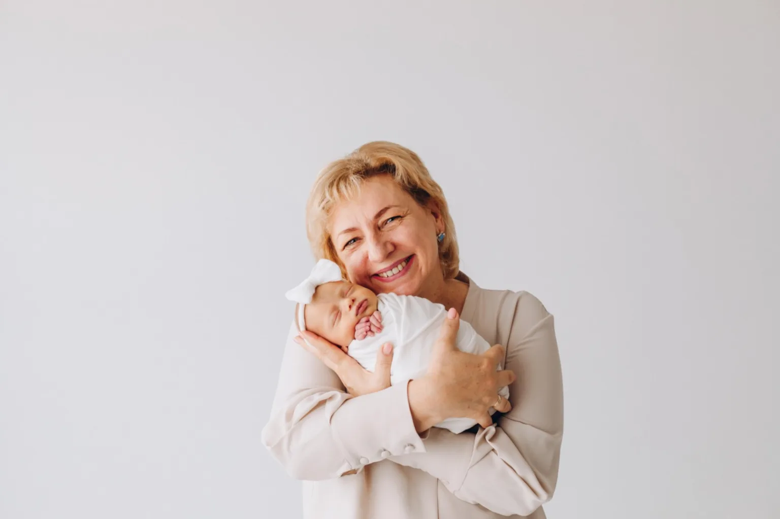 Бабуся тримає немовля на руках