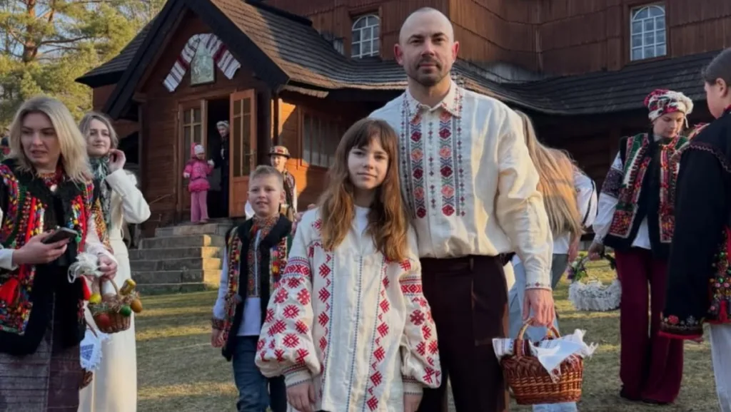 Люди у вишиванках біля церкви святкують Великдень