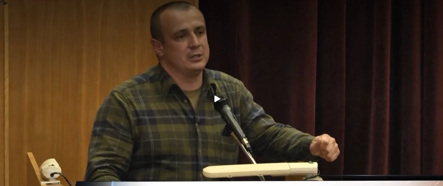 Чоловік виступає з промовою за кафедрою