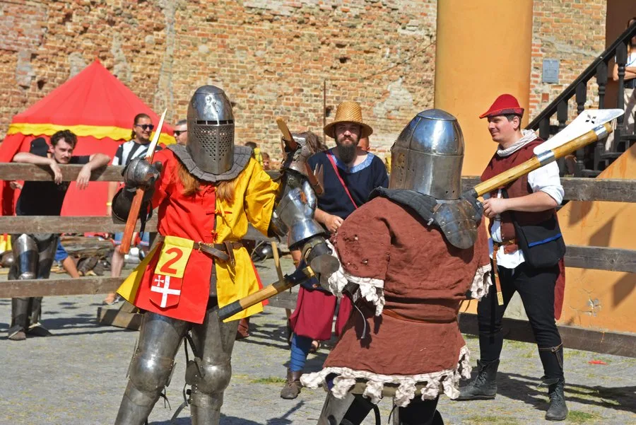 Середньовічні лицарі б'ються на фестивалі історії