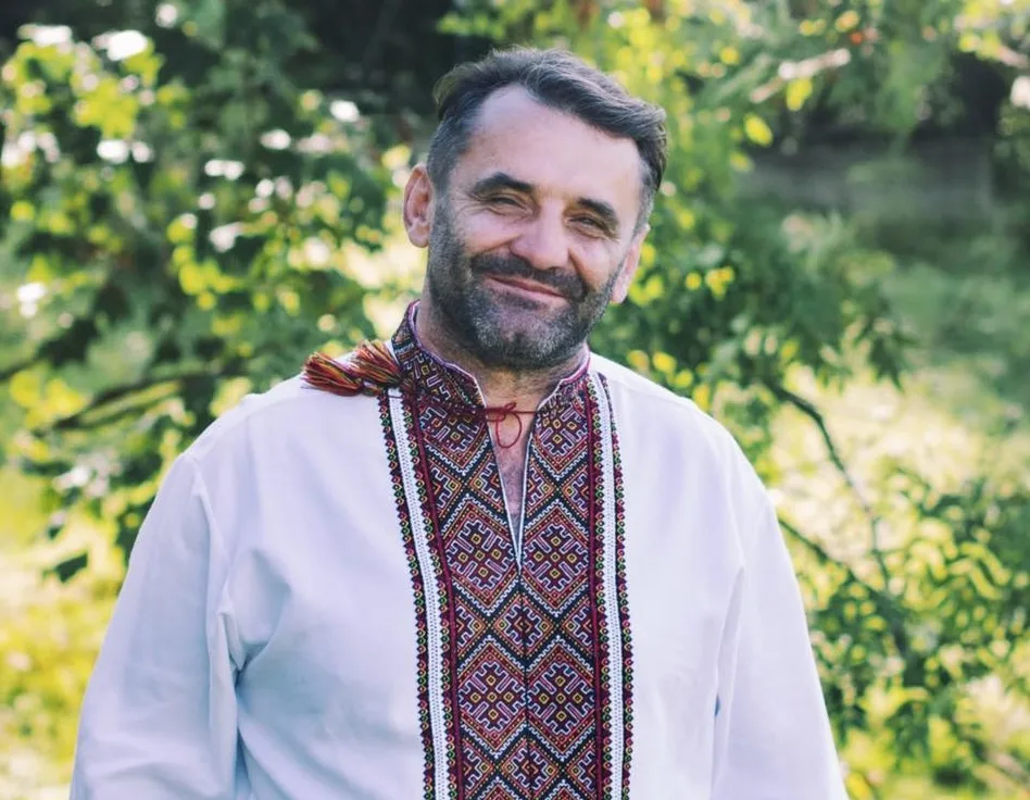 Чоловік у вишиванці на природі