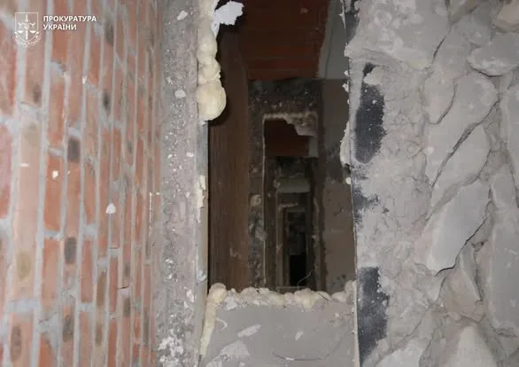 Зруйновані стіни багатоповерхівки після обстрілу