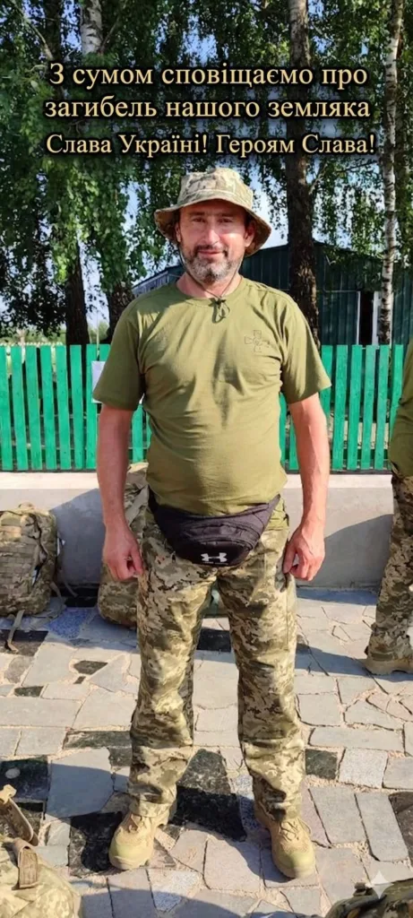 Український військовий у камуфляжі стоїть на вулиці