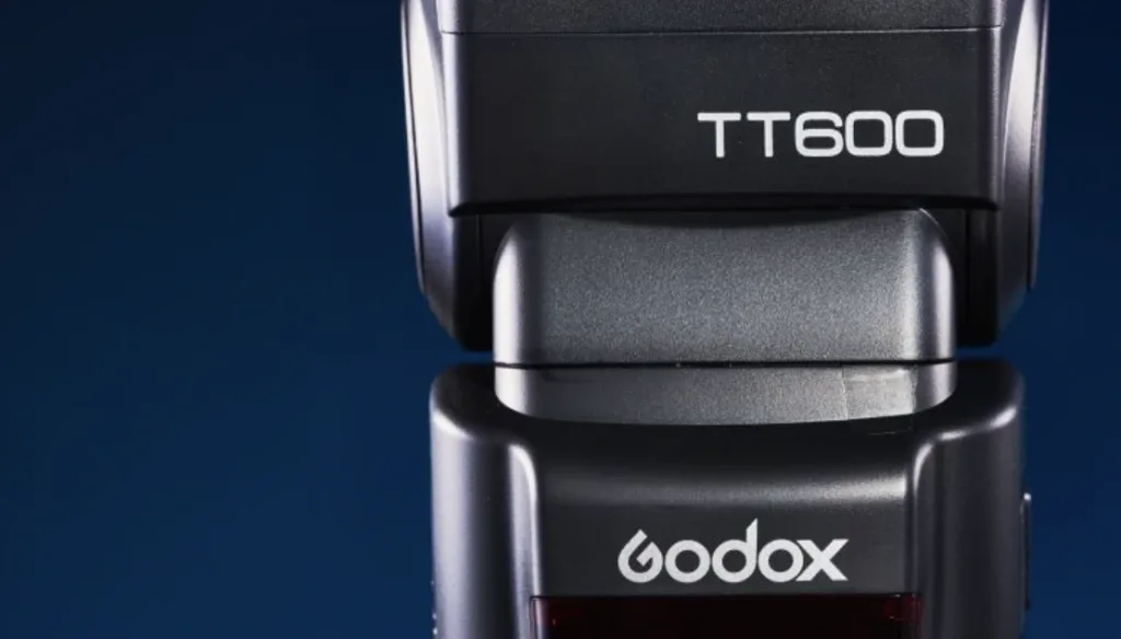 Фотоспалах Godox TT600 на синьому фоні