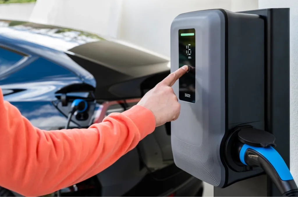 Зарядна станція для електромобіля під час використання