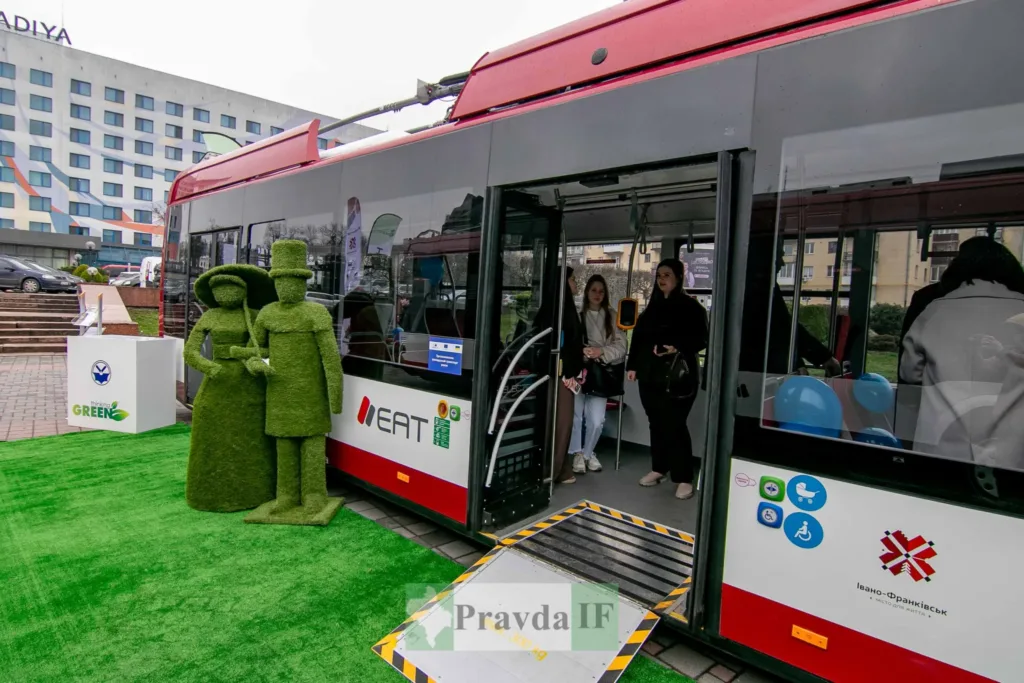 Електробус Івано-Франківська з пандусом для пасажирів