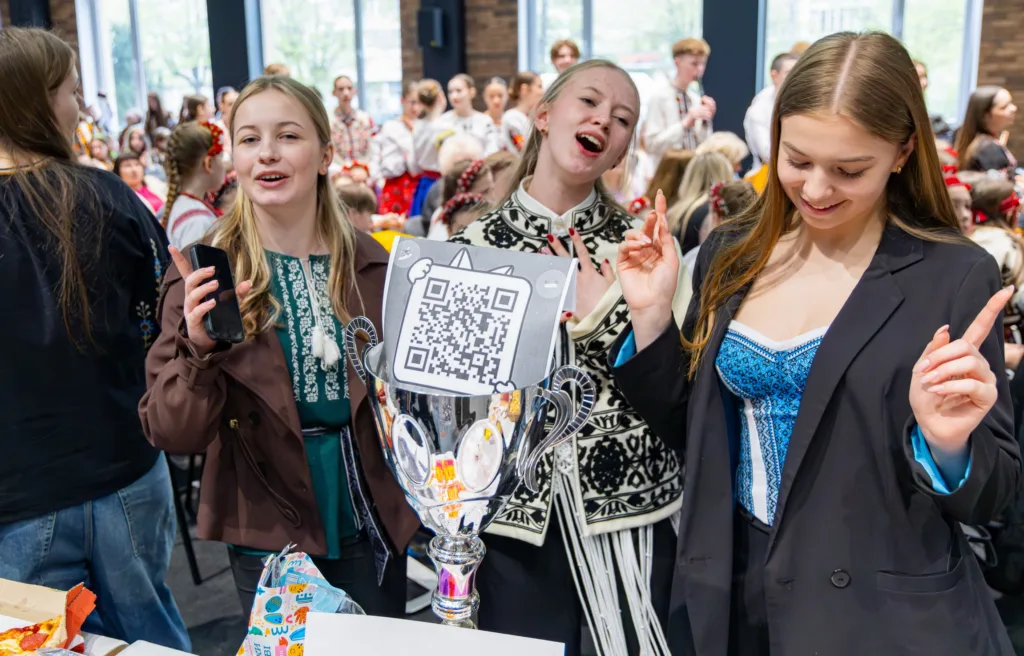 Молодь святкує з кубком на фестивалі у вишиванках