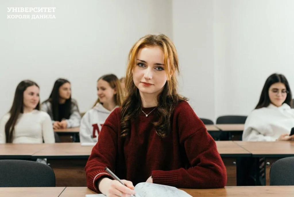 Студентка пише в аудиторії університету