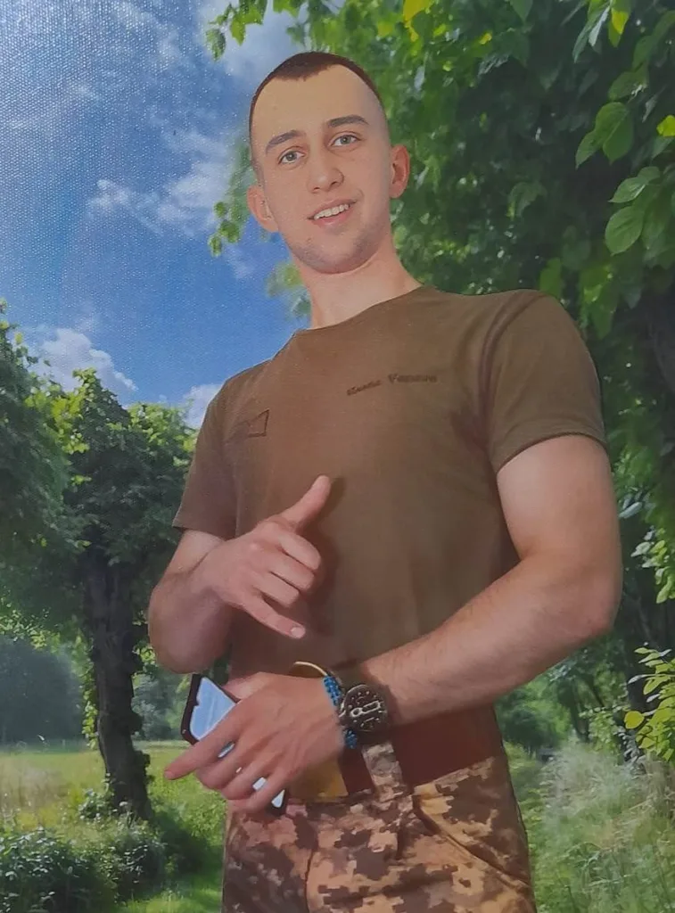 Військовий чоловік усміхається на природі