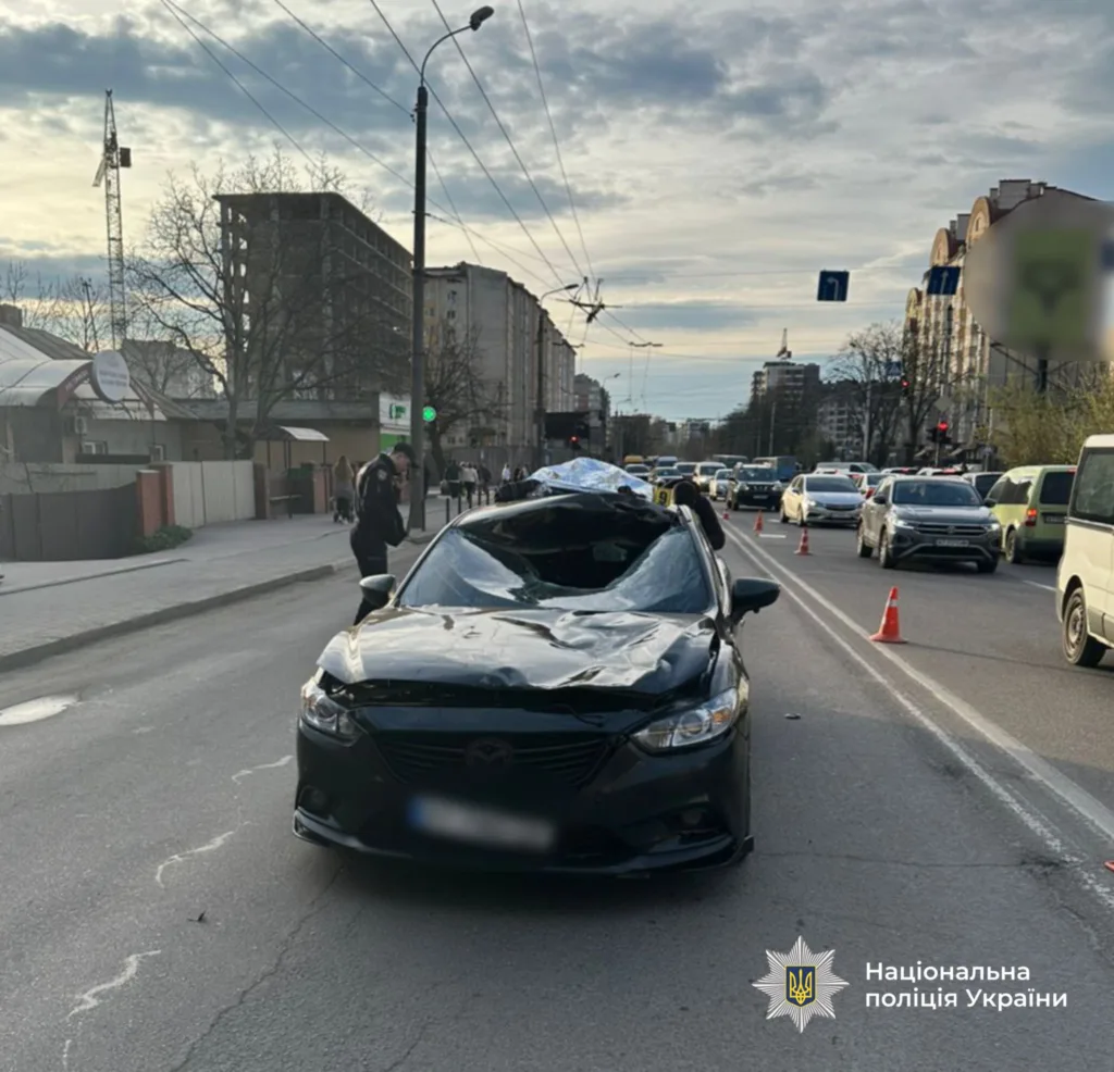 ДТП з пошкодженим чорним автомобілем у місті