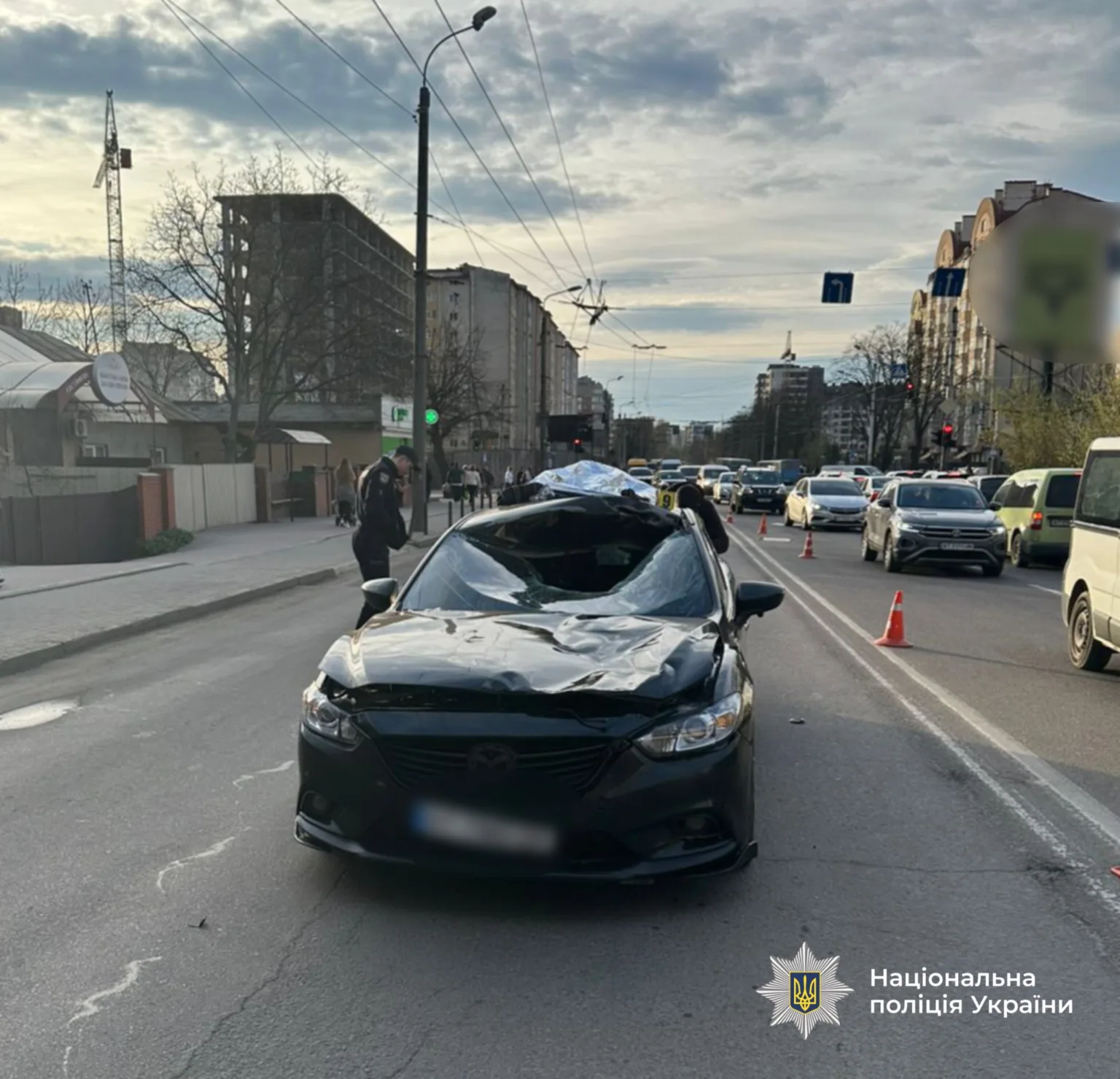 ДТП з пошкодженим чорним автомобілем у місті