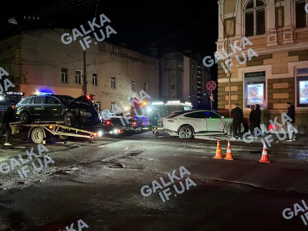 Дорожня аварія вночі з двома автомобілями