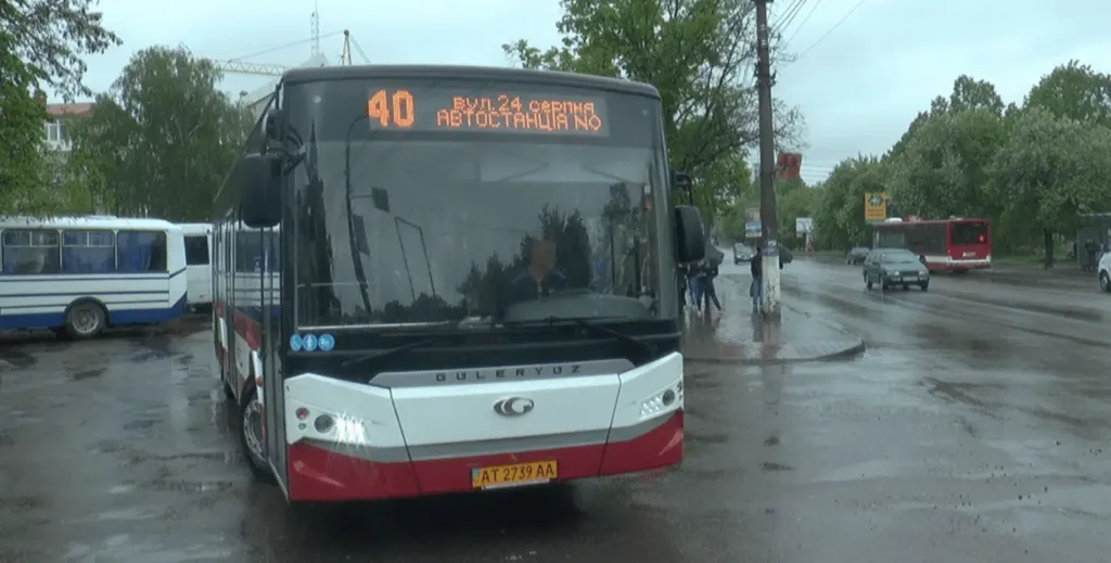 Міський автобус номер 40 на зупинці під дощем