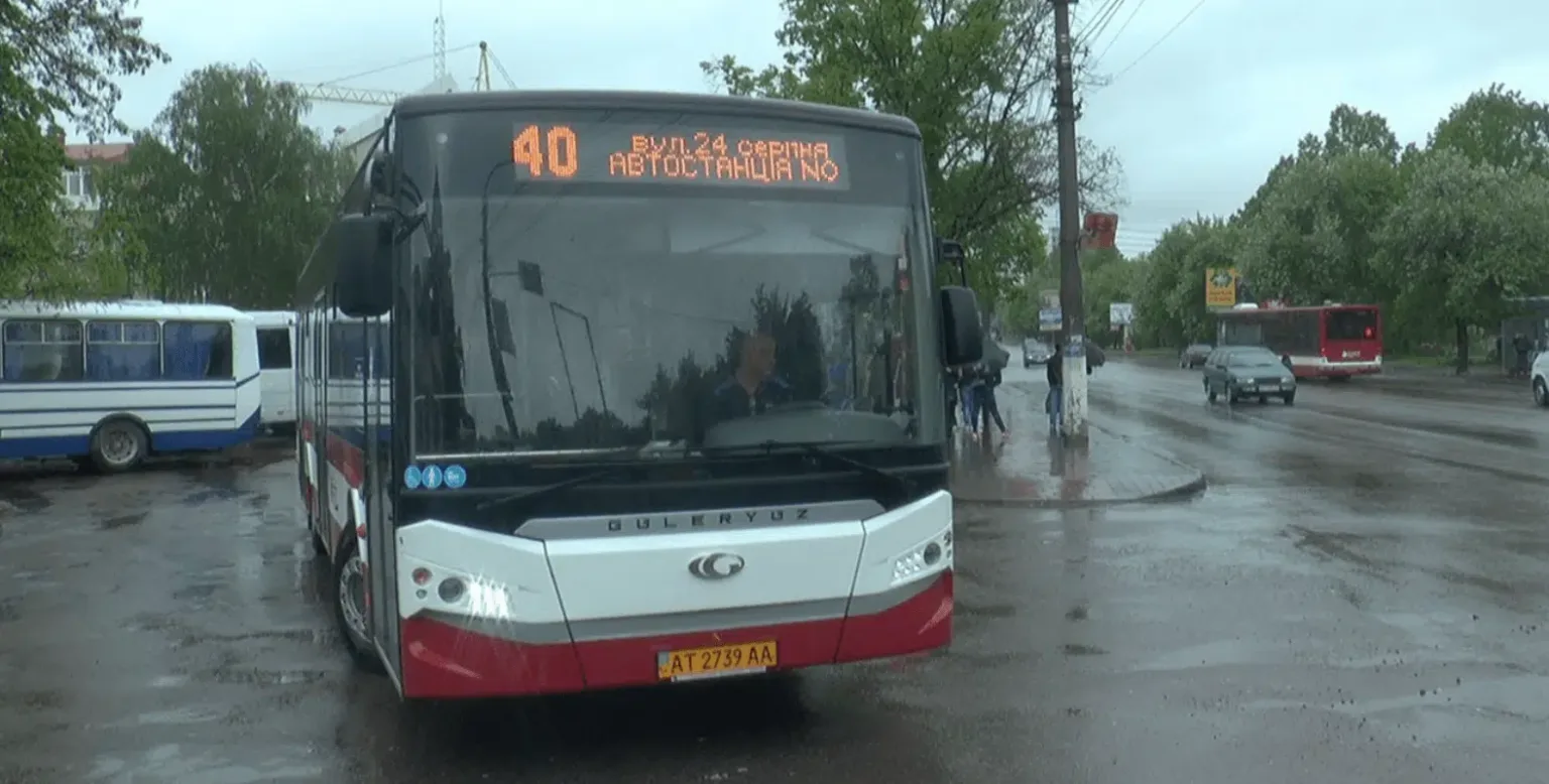 Міський автобус номер 40 на зупинці під дощем