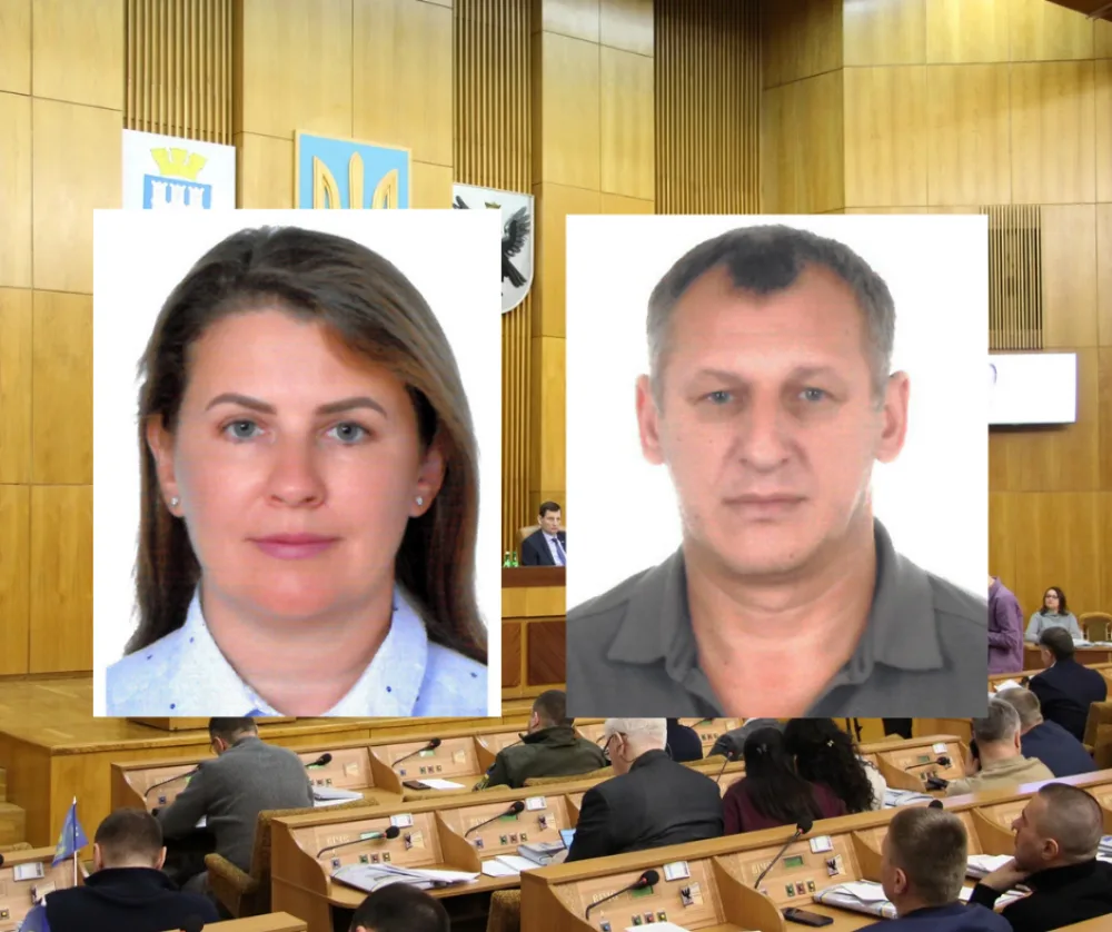 Засідання ради з портретами двох людей