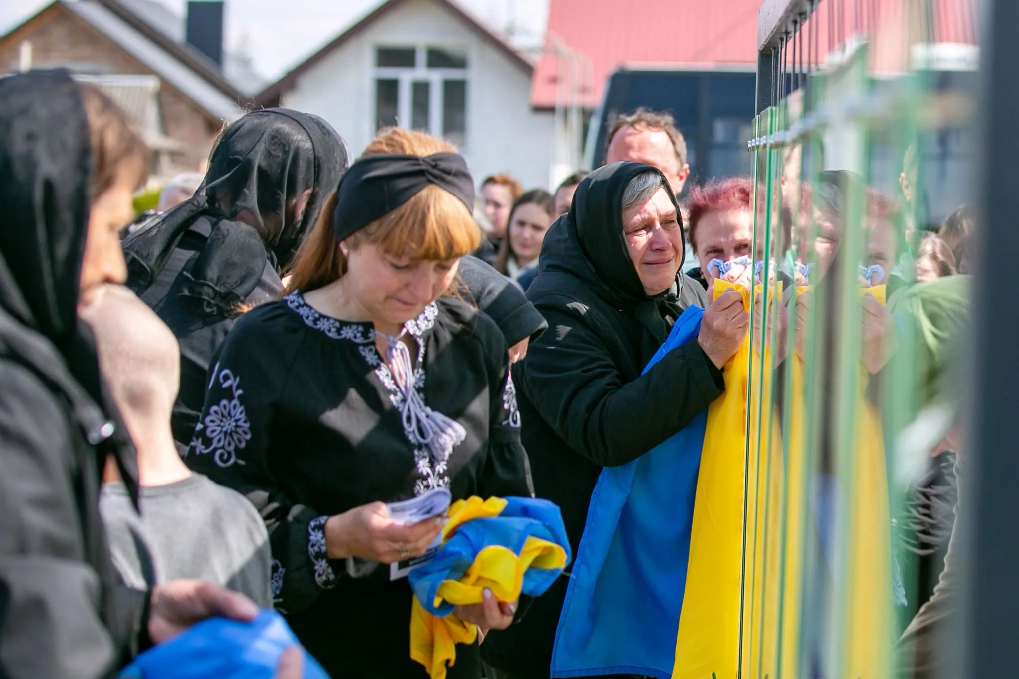Люди в жалобі тримають українські прапори