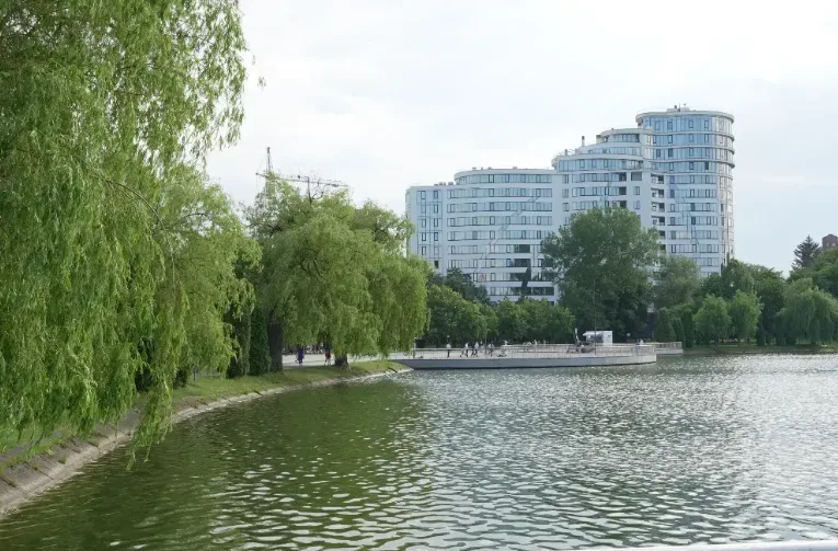 Став, дерева та сучасний житловий будинок