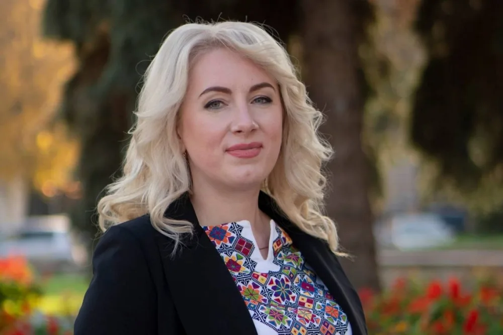 Жінка у вишиванці на природі