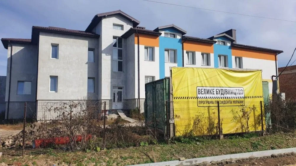 Будівництво нового громадського будинку в Україні