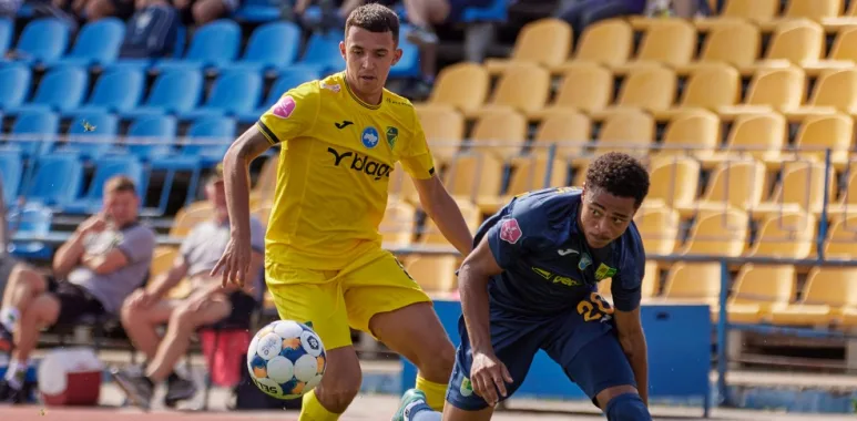 Футболісти змагаються за м’яч на полі