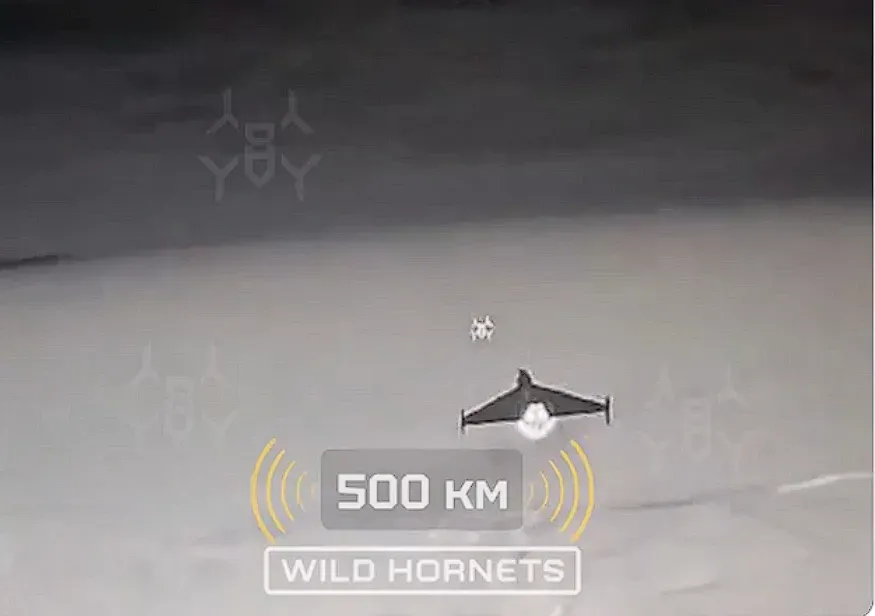 Дрон летить уночі, позначка відстані 500 км